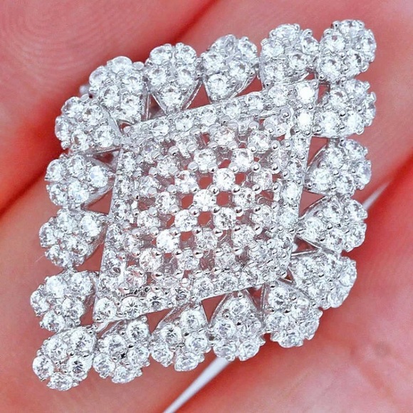 2.6Ct White Gold Round Diamond Size 7 Cluster Ring - Picture 2 of 5